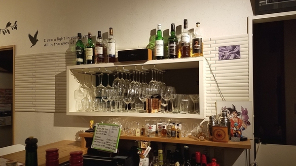 八丁畷のワインバーの店内写真